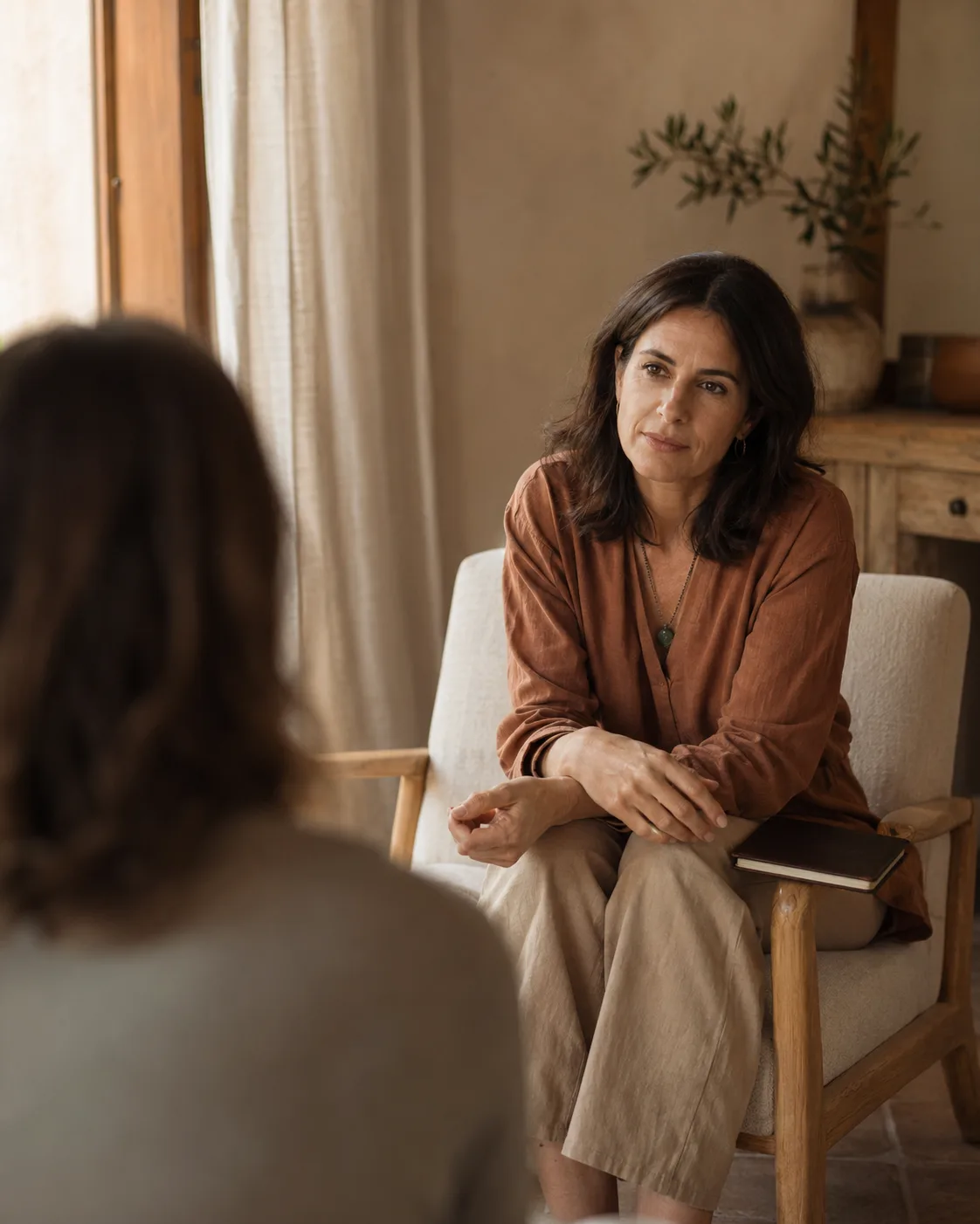 Psicóloga trabajando con una paciente en consulta